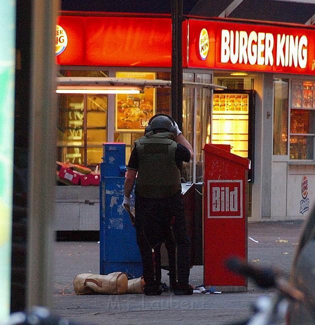 Herrenlose Einkaufstuete gesprengt Koeln Schildergasse P341.JPG